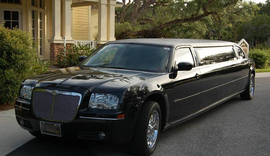 image is showing Black Limousine in San Francisco waiting for airport pick up