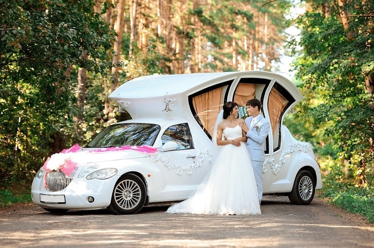 image is showing a wedding limo and just married couple in San Francisco