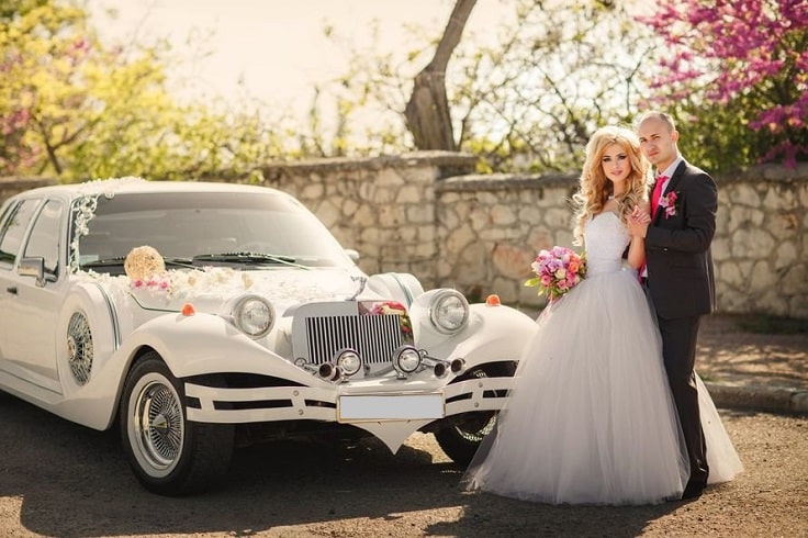 image is showing a wedding limo and just married couple in Los Angeles